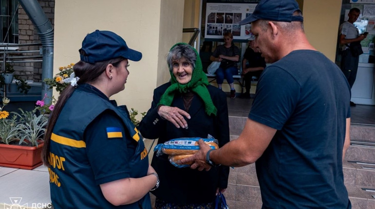 Психологи та рятувальники ДСНС допомагають жителям Харківщини під час евакуації