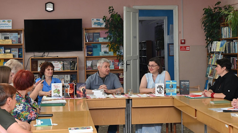 Книги, мандри, Україна: творча зустріч із письменником Олександром Карпенком убібліотеці в Кагарлику