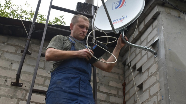 На Херсонщині окупанти знову нав'язують російське супутникове телебачення населенню