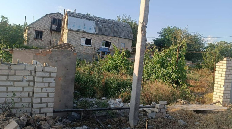 На Херсонщині окупанти атакували житлові будинки, автівку швидкої та приватні автомобілі