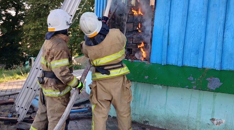 На Кременеччині вогнеборці врятували деревʼяну церкву