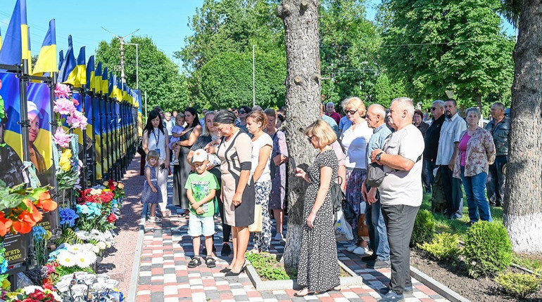 У Кагарлику на Алеї Слави Героїв увічнили імена ще п'яти загиблих Захисників
