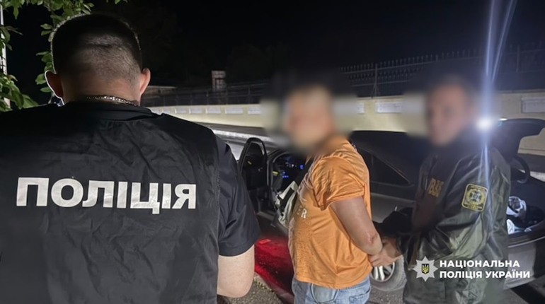 Мільйонні прибутки на «липових» моряках: на Одещині прикордонник переправив за кордон 147 ухилянтів