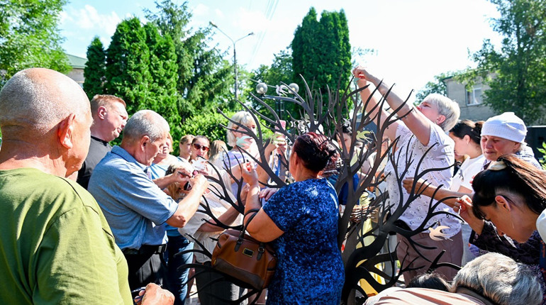 Ластівки завжди повертаються додому: у Кагарлику відкрили «Дерево надії»