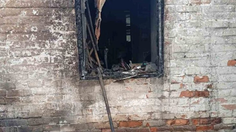 Блискавка за лічені хвилини знищила будинок: на Золотоніщині родина залишилася без житла