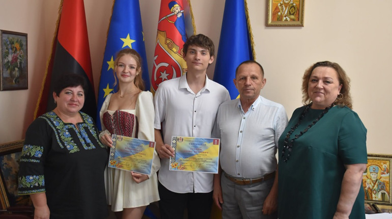 У Старокостянтинові вручили грошові премії випускникам, які склали НМТ на 200 балів