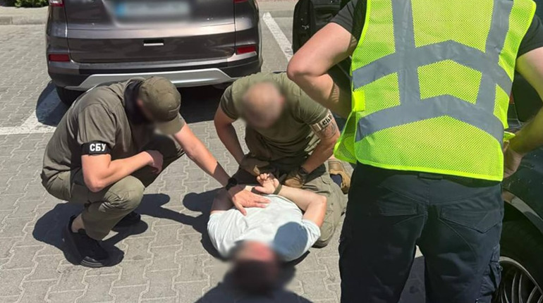 Затримали на хабарі: на Житомирщині слідчі поліції повідомили про підозру керівникові РТЦК