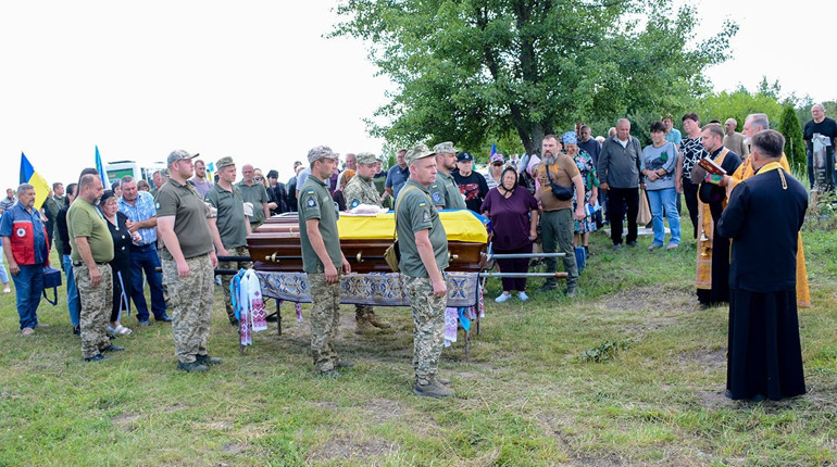 Його серце билося в унісон з серцем України - у Черняхові попрощалися з воїном Олександром Донченком