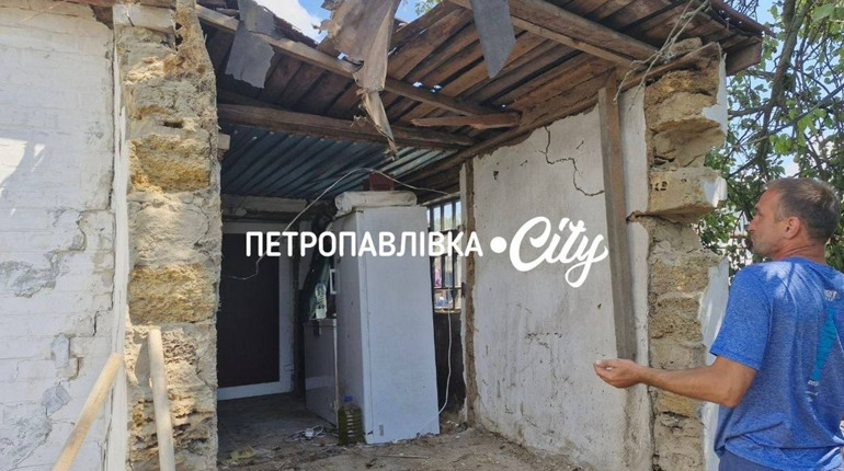 У Самарському ворожий дрон влучив у житловий будинок: мешканці ліквідовують наслідки