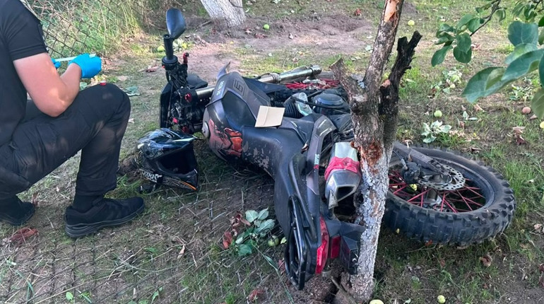 16-річний мотоцикліст в'їхав у паркан: двоє підлітків у реанімації