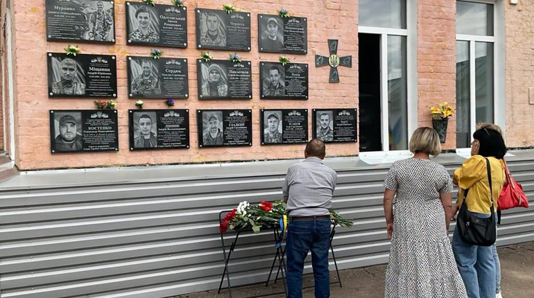 У Ніжині на фасаді гімназії № 9 встановлені меморіальні дошки полеглим воїнам