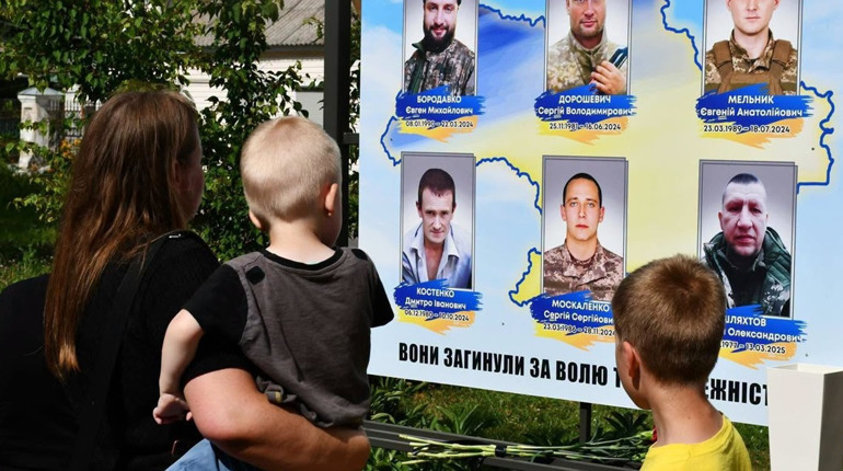 У День Української Державності на Алеї Героїв у Ніжині відкрили ще два стенди Захисникам