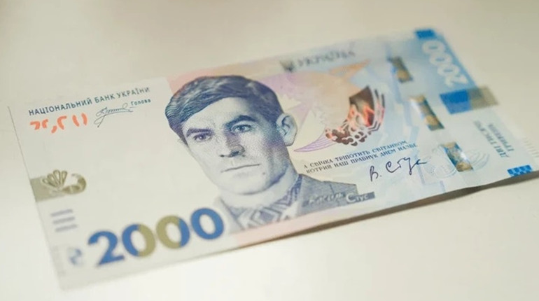 Піратського шрифту не буде: Нацбанк оновить шрифт на банкноті 2000 гривень