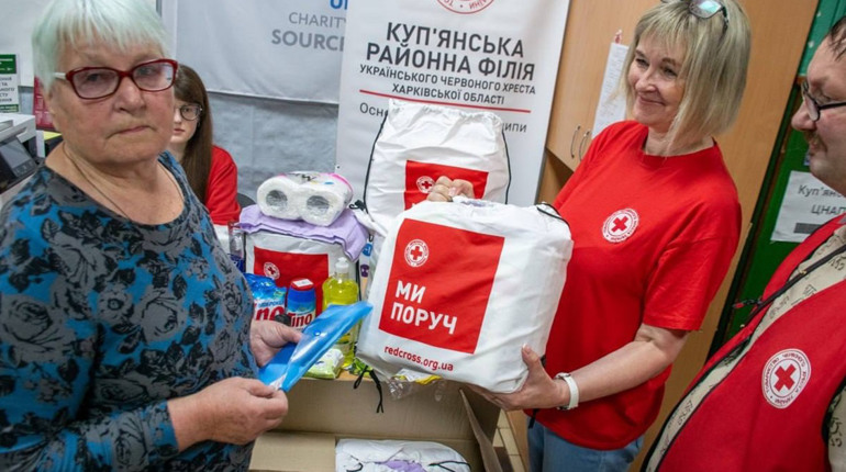 Понад 700 гігієнічних наборів: евакуйованим куп’янчанам передають нову допомогу