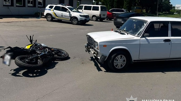 У Гадячі зіткнулися ВАЗ і мотоцикл: до лікарні госпіталізували 17-річного водія