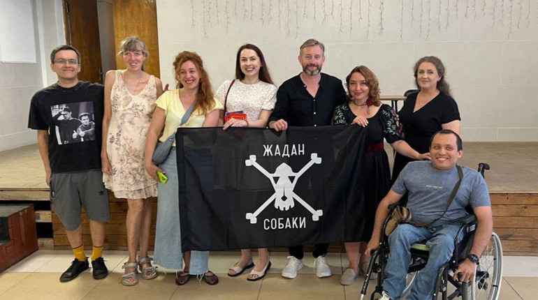«Жадан і Собаки» виступили у Фастові: зібрані під час концерту кошти передали корпусу «Хартія»