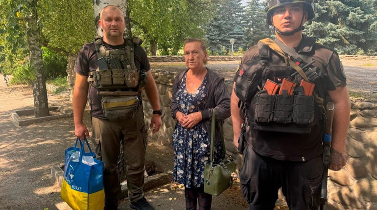 Поліцейські евакуювали поранену жительку Манцівки після атаки FPV-дрона