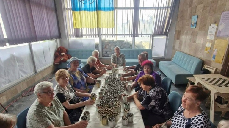 Мешканці Херсонщини у Миколаєві виготовили 500 окопних свічок для українських захисників