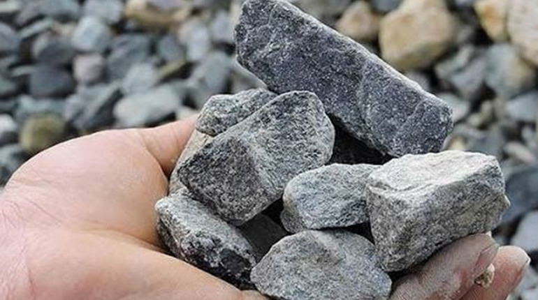 Купити щебінь з доставкою: що врахувати перед замовленням