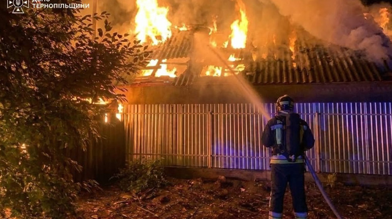 У Почаєві спалахнула пожежа двох будівель