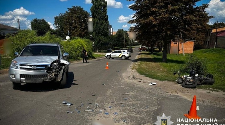 У Гадячі зіткнулися автомобіль та мотоцикл: мотоцикліст у лікарні