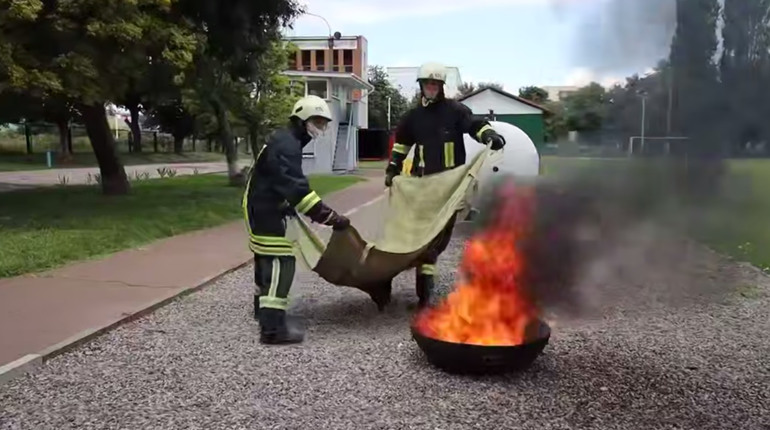 У Херсоні набирають добровольців до команд пожежогасіння: пожежі після обстрілів гасити не встигають