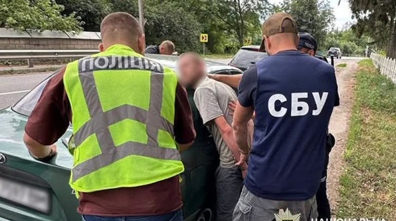 Жителя Старокостянтинова підозрюють у незаконному збуті зброї
