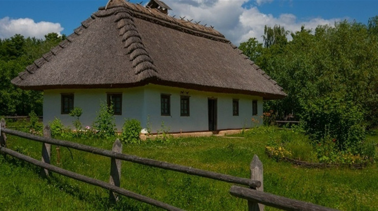 У Звягелі шукають сільські будинки для переселенців