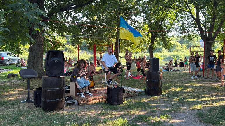 Літо, сонце, ріка, жива музика і донати: у Первомайську відбувся благодійний вечір KOSA Sunset