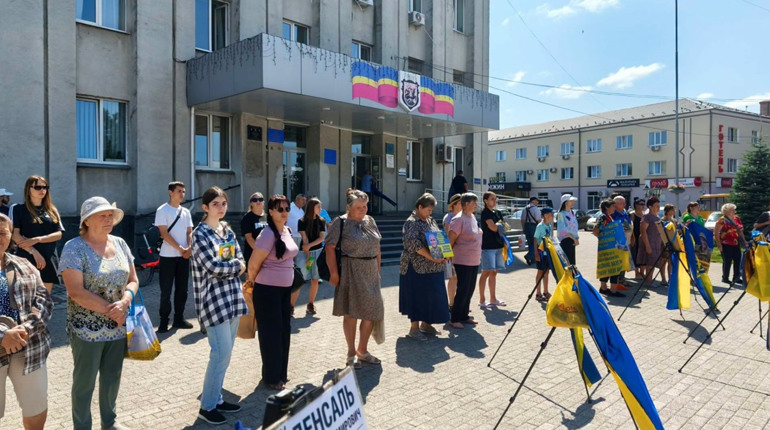 РАЗОМ ЗАРАДИ КОЖНОГО: НА ЦЕНТРАЛЬНІЙ ПЛОЩІ НІЖИНА ВІДБУЛАСЯ АКЦІЯ НА ПІДТРИМКУ ПОЛОНЕНИХ ТА ЗНИКЛИХ
