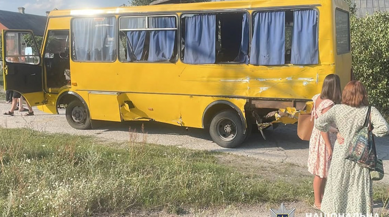 У Нетішині вантажівка зіткнулася з рейсовим автобусом: четверо пасажирів у лікарні