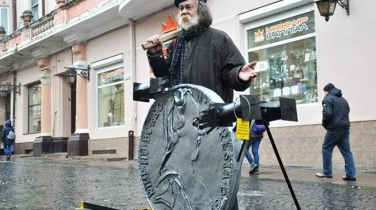 Корупціонери, стоптані черевики та свинка – що між ними спільного?