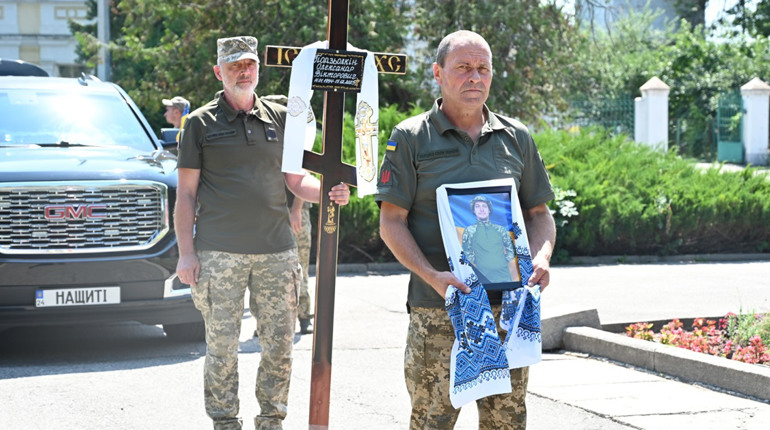 У Золотоноші попрощалися із захисником Олександром Подзьолкіним: фоторепортаж