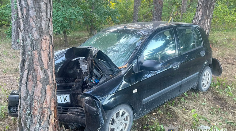 На Кременеччині автомобіль врізався у дерево: водія госпіталізували