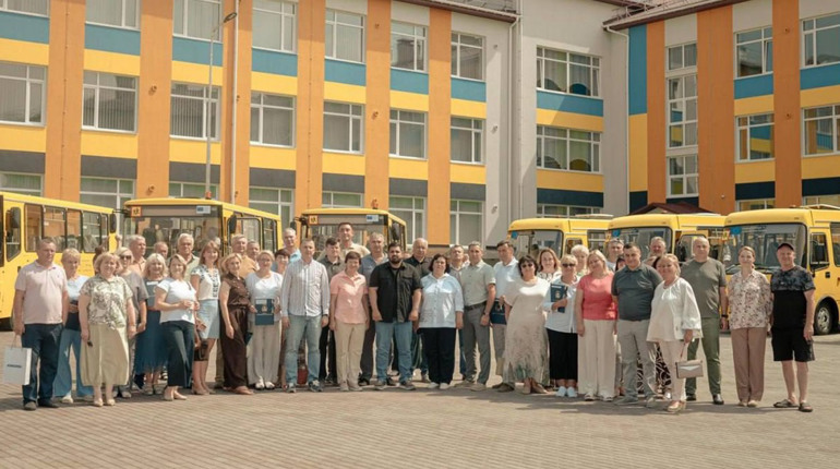 Новий шкільний автобус возитиме учнів із трьох сіл до Великомотовилівського ліцею