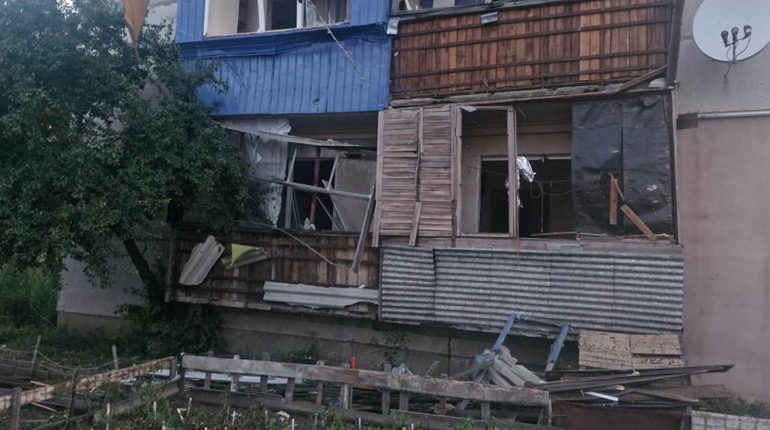Ворог пошкодив багатоквартирний будинок, адмінбудівлі та автомобілі у Великобурлуцькій громаді