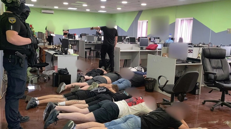 Понад $2 млн, золото та 22 елітні авто: в Україні викрили 94 шахрайські кол-центри