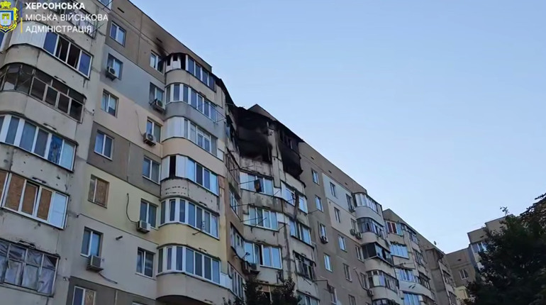 На Херсонщині окупанти атакували соціальну інфраструктуру, житлові квартали та автомобілі