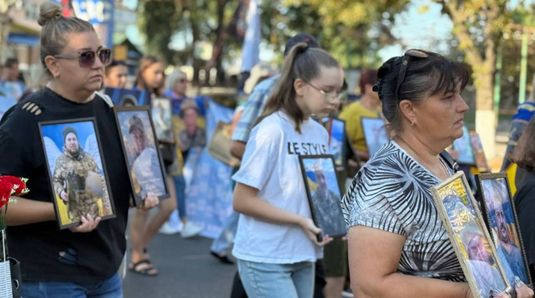 «Ми їх чекаємо живими»: у Первомайську пройшла мирна хода на підтримку полонених та безвісти зниклих