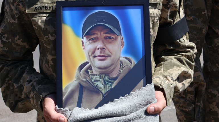 Южноукраїнська громада провела в останній путь офіцера – молодшого лейтенанта Сергія Куріленка