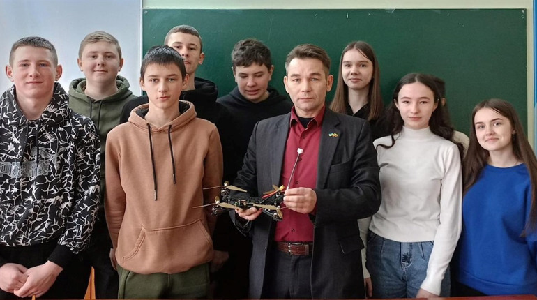 На Сарненщині вчитель сільської школи власноруч збирає дрони: як підтримати ініціативу
