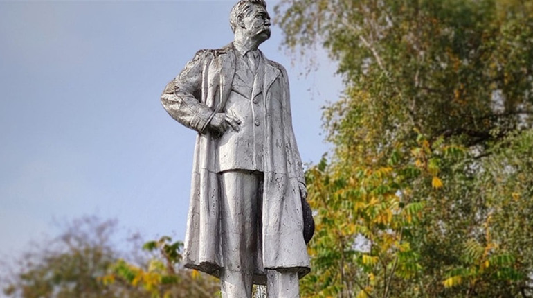 Після знесення пам'ятника Пушкіну у Тернополі, кременчанин пропонує знести Горькому у Кременці