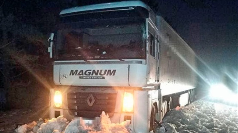 Поблизу села Маюничі п'яний водій вантажівки з'їхав у кювет