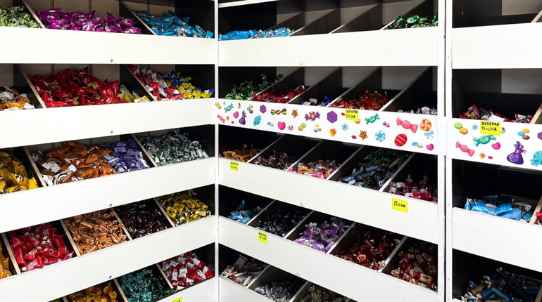 «Солоденька жменька» або «цукерка в одну ціну»: в Сарнах відкрився магазин солодощів