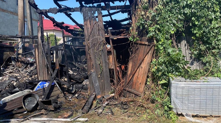 У Городку спалахнула господарська споруда: що відомо