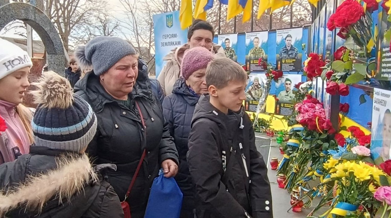 Ми пам’ятаєм всіх. Ми будем пам’ятати всіх! В Захарівці відкрили Стіну пам’яті загиблим Героям