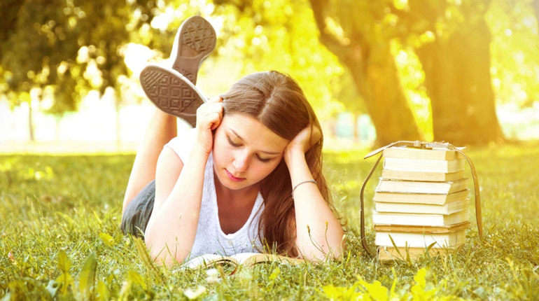 Твоє ідеальне літо з книгою: 10 легких та захопливих історій від українських авторів