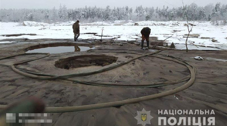 Бурштинокопачі видобували янтар у заповіднику та перекривали дорогу копам