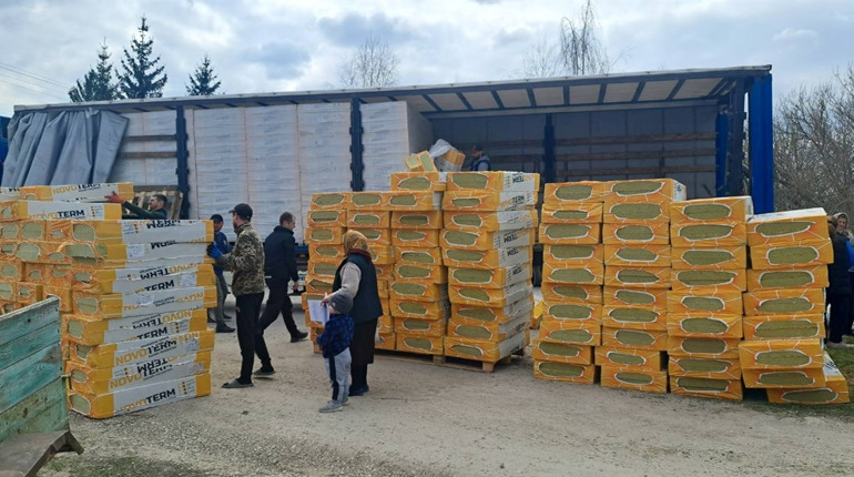 Міжнародна підтримка для Городоччини: 19 родин у Купині отримали будматеріали для утеплення будинків