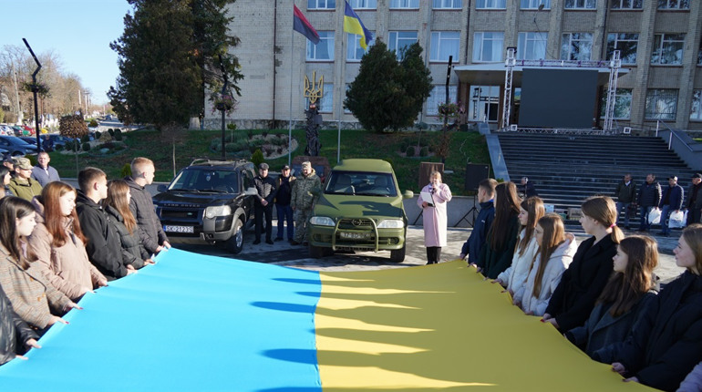 Об'єднали зусилля та придбали три позашляховики. Городоччани передали автівки військовим